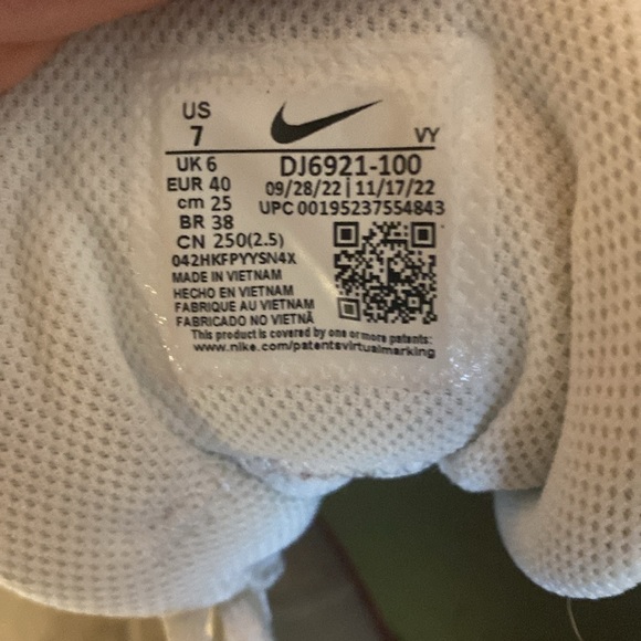 KD Nike Sneakers US Size 7.  Only worn indoors - Picture 3 of 3